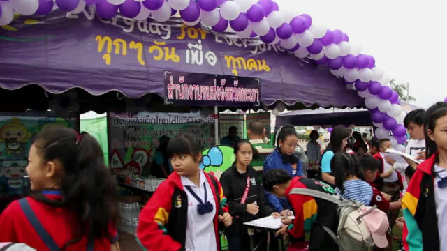 ผู้ว่าฯ ณรงค์ศักดิ์ เปิดห้องทำงานให้เด็กๆชม มอบกระปุกออมสินพร้อมเงิน เนื่องในวันเด็กแห่งชาติ