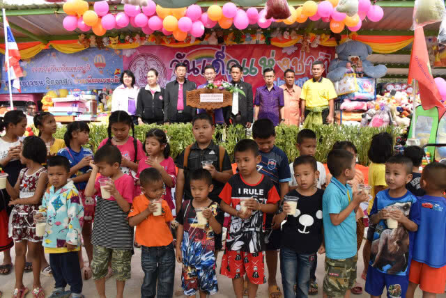 ผู้ว่าฯหัวหน้าแกงค์เด็กโข่ง นำเด็กๆดื่มนม เล่นสไลเดอร์ ฉลองวันเด็ก