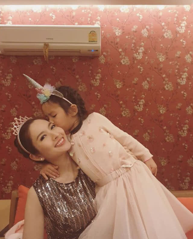 "แอฟ" ย้ำชัด!! เชิญร่วมงานในวันเกิด "น้องปีใหม่" แล้ว แต่ "สงกรานต์" ไม่สะดวก