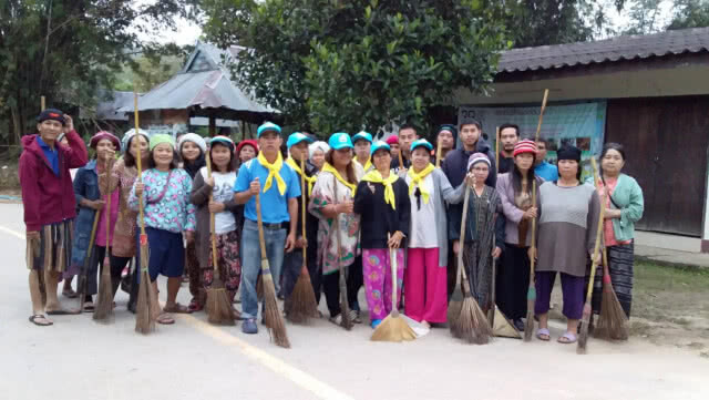 ชาวบ้านห้วยแก้วนำเด็ก-ผู้ใหญ่พัฒนาหมู่บ้าน ก่อนจัดงานวันเด็ก