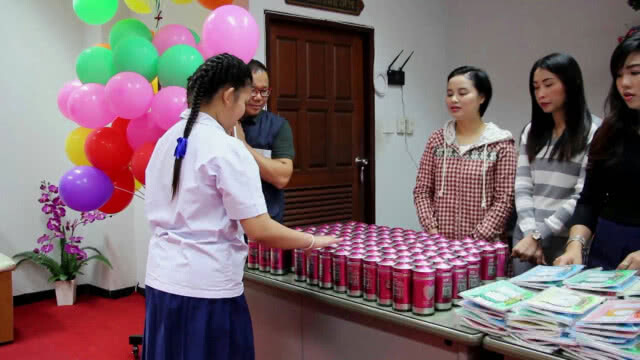 ผู้ว่าฯ ณรงค์ศักดิ์ เปิดห้องทำงานให้เด็กๆชม มอบกระปุกออมสินพร้อมเงิน เนื่องในวันเด็กแห่งชาติ