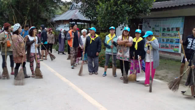 ชาวบ้านห้วยแก้วนำเด็ก-ผู้ใหญ่พัฒนาหมู่บ้าน ก่อนจัดงานวันเด็ก