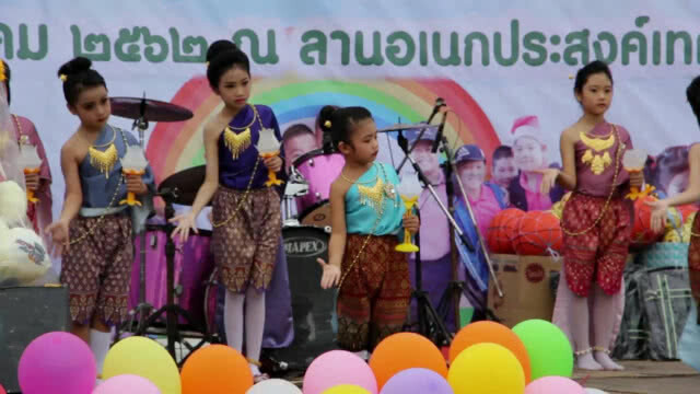 ผู้ว่าฯ ณรงค์ศักดิ์ เปิดห้องทำงานให้เด็กๆชม มอบกระปุกออมสินพร้อมเงิน เนื่องในวันเด็กแห่งชาติ