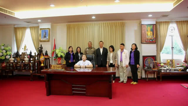 ผู้ว่าฯ ณรงค์ศักดิ์ เปิดห้องทำงานให้เด็กๆชม มอบกระปุกออมสินพร้อมเงิน เนื่องในวันเด็กแห่งชาติ
