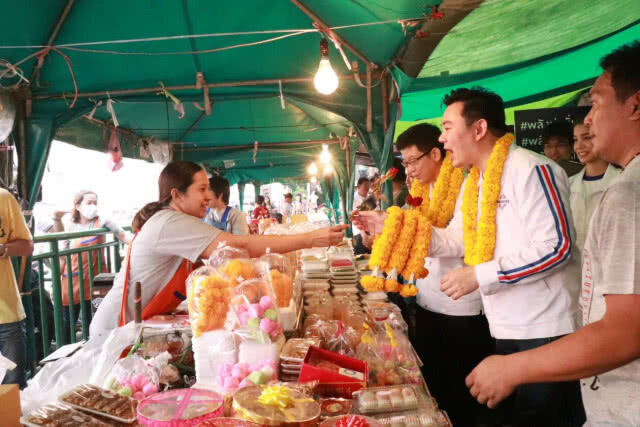 "กอบศักดิ์" นำทีม พปชร. ลงพื้นที่พบปะพี่น้องชาวบางแค
