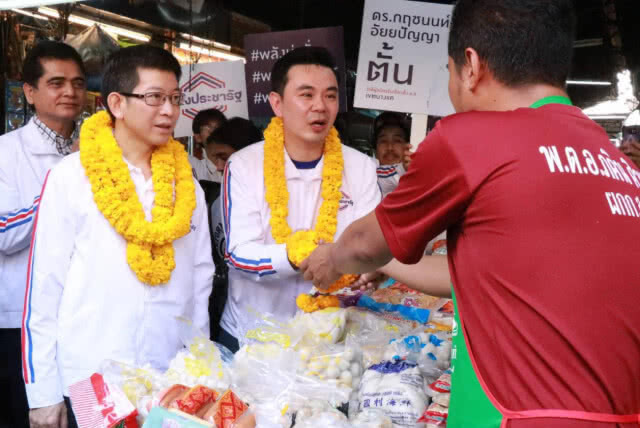"กอบศักดิ์" นำทีม พปชร. ลงพื้นที่พบปะพี่น้องชาวบางแค