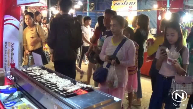 "จระเข้ปิ้งนมสด" ขายดี! คนแห่อุดหนุนแน่นร้าน