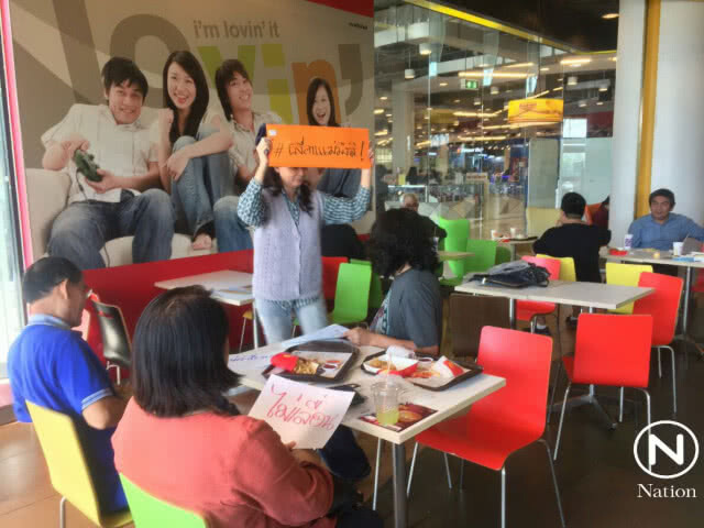 "บก.ลายจุด" นำพวกถือป้ายต้านเลื่อนเลือกตั้งเชียงราย