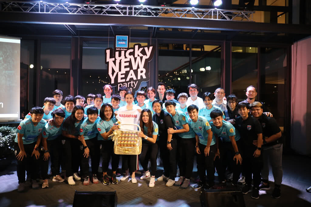 ครอบครัวเดียวกัน! "มาดามแป้ง" เลี้ยงปีใหม่ ทัพสิงห์เจ้าท่า-ชบาแก้ว