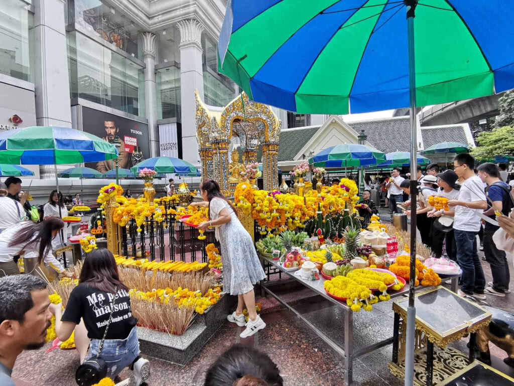 งดจุดธูปไหว้ "ศาลท้าวมหาพรหม" กลางแยกราชประสงค์ หวังลดฝุ่น PM 2.5