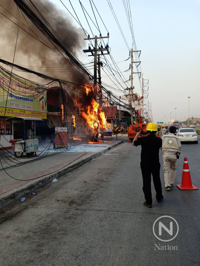 ชาวบ้านวิ่งหนีอลหม่าน! ไฟไหม้สายเคเบิ้ลเกือบวอดทั้งซอย โชคดีไม่ลามไปอาคารข้างเคียง
