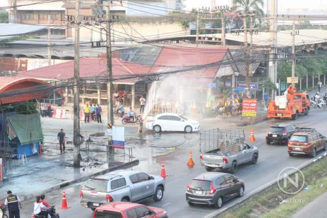 ชาวบ้านวิ่งหนีอลหม่าน! ไฟไหม้สายเคเบิ้ลเกือบวอดทั้งซอย โชคดีไม่ลามไปอาคารข้างเคียง