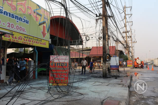 ชาวบ้านวิ่งหนีอลหม่าน! ไฟไหม้สายเคเบิ้ลเกือบวอดทั้งซอย โชคดีไม่ลามไปอาคารข้างเคียง