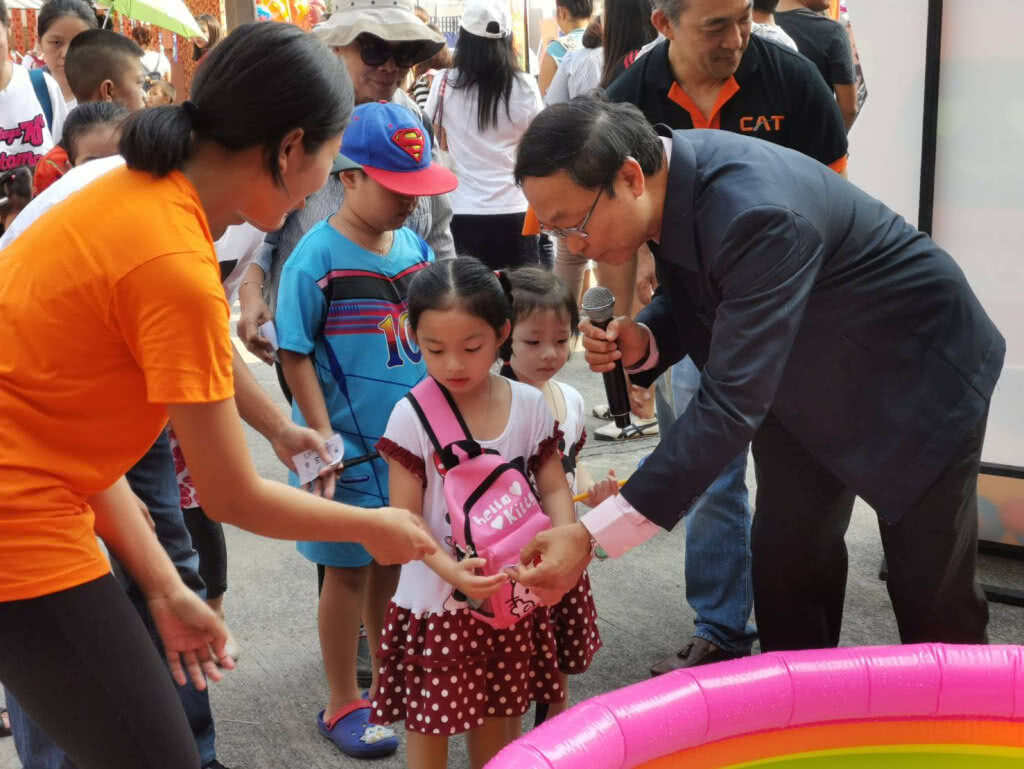 รมว.ดิจิทัล ปิ๊งไอเดีย​ ผุดส่วนลดตัวเครื่องมือถือผู้มีรายได้น้อย​ รับเน็ตประชารัฐ
