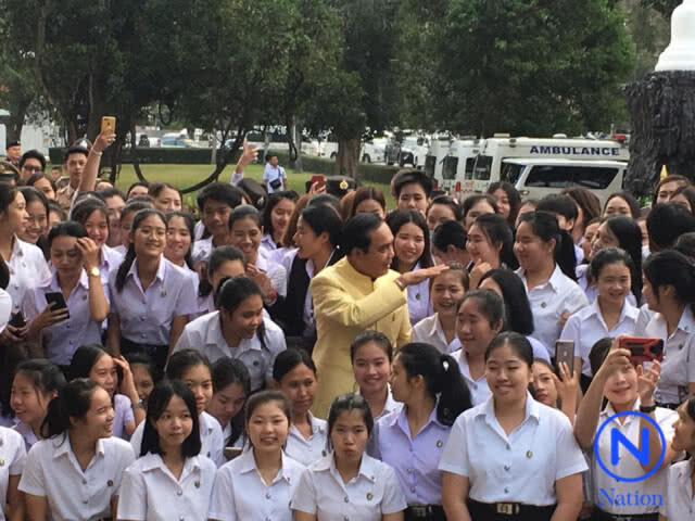 "ลุงตู่"โชว์ลูกคอเพลงสู้เพื่อแผ่นดินร่วมกับนศ.ราชภัฎ