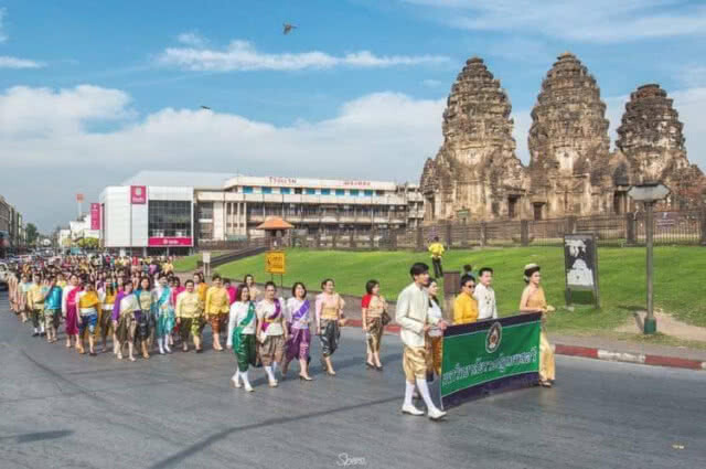 ชาวลพบุรีแต่งชุดไทยชวนเที่ยวงานแผ่นดินสมเด็จพระนารายณ์มหาราช