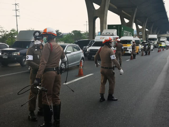 ตร.เข้ม! จับรถควันดำห้ามใช้ชั่วคราว ลดฝุ่นพิษ