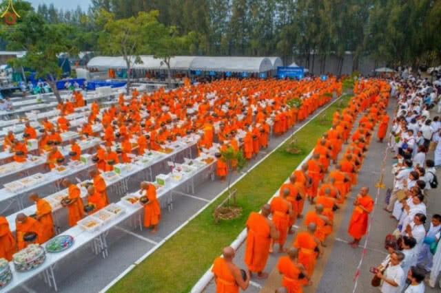 โซเชียลวิจารณ์ พระสงฆ์เดินตักอาหาร ปลาดิบ ซูชิ รังนก ฉันบุฟเฟต์เต็มโต๊ะ!!!