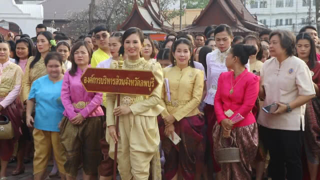 ชาวลพบุรีแต่งชุดไทยชวนเที่ยวงานแผ่นดินสมเด็จพระนารายณ์มหาราช