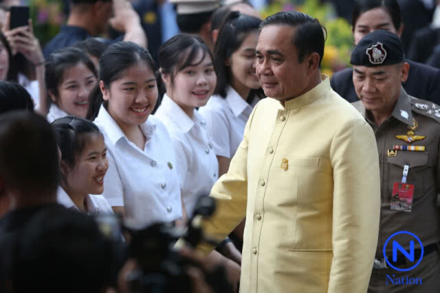 "ลุงตู่"โชว์ลูกคอเพลงสู้เพื่อแผ่นดินร่วมกับนศ.ราชภัฎ