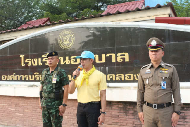 ข้าราชการอ.คลองหลวง ร่วมกับจิตอาสาฉีดละอองน้ำลดมลพิษ