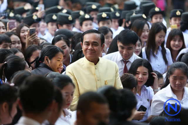 "ลุงตู่"โชว์ลูกคอเพลงสู้เพื่อแผ่นดินร่วมกับนศ.ราชภัฎ