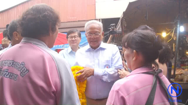 "ลุงกำนัน" บุกเมืองชาละวัน เดินคารวะแผ่นดิน