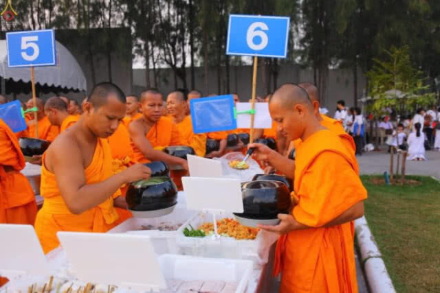 โซเชียลวิจารณ์ พระสงฆ์เดินตักอาหาร ปลาดิบ ซูชิ รังนก ฉันบุฟเฟต์เต็มโต๊ะ!!!