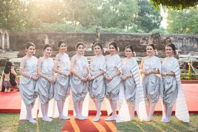 ชาวลพบุรีแต่งชุดไทยชวนเที่ยวงานแผ่นดินสมเด็จพระนารายณ์มหาราช