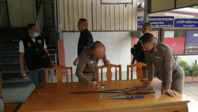 ลุงวัย 51 ปีหัวร้อน!!! ชาวบ้านแย่งสูบน้ำใช้ปืนลูกซองยาวข่มขู่ตำรวจต้องห้ามทัพ