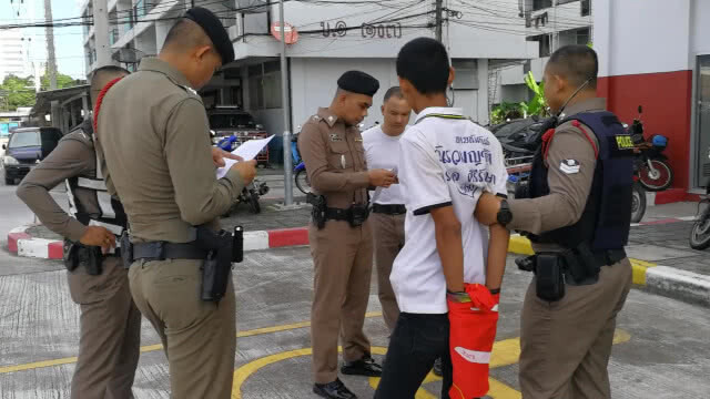 โดนขโมยรถตู้โดยสาร ขณะที่คนขับแวะเข้าห้องน้ำ โชคดีรวบได้ทันควัน