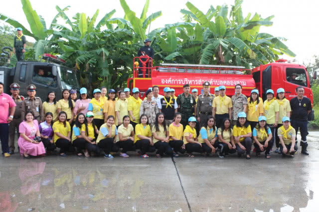 ข้าราชการอ.คลองหลวง ร่วมกับจิตอาสาฉีดละอองน้ำลดมลพิษ