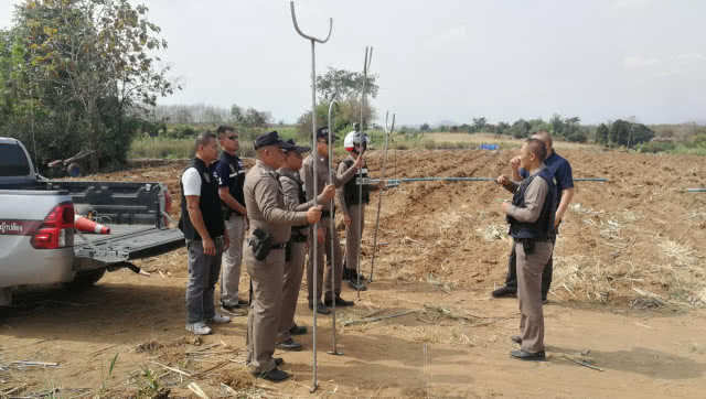 ลุงวัย 51 ปีหัวร้อน!!! ชาวบ้านแย่งสูบน้ำใช้ปืนลูกซองยาวข่มขู่ตำรวจต้องห้ามทัพ