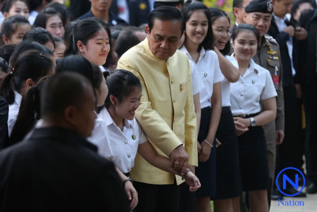 "ลุงตู่"โชว์ลูกคอเพลงสู้เพื่อแผ่นดินร่วมกับนศ.ราชภัฎ