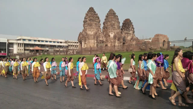 ชาวลพบุรีแต่งชุดไทยชวนเที่ยวงานแผ่นดินสมเด็จพระนารายณ์มหาราช