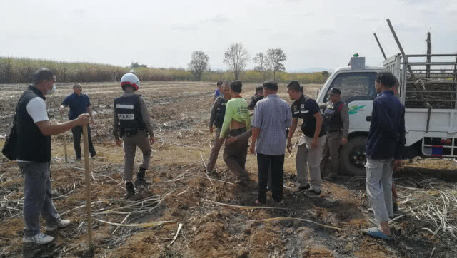 ลุงวัย 51 ปีหัวร้อน!!! ชาวบ้านแย่งสูบน้ำใช้ปืนลูกซองยาวข่มขู่ตำรวจต้องห้ามทัพ