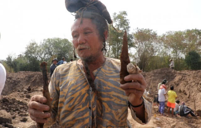 พบโครงกระดูกที่ดิน "พรศักดิ์ ส่องแสง" กว่า 300 โครง หลังมาเข้าฝันว่าอยากไปเกิด