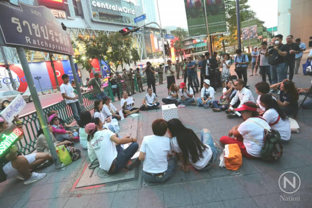 กลุ่มคนอยากเลือกตั้งประท้วง "กระซิบ" ไม่เลื่อนเลือกตั้ง