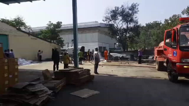 หวิดวอดทั้งโรงงาน!!! ไฟไหม้กองวัสดุผลิตชิ้นส่วนรถยนต์