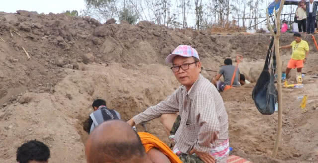 "พรศักดิ์" นำ"ฤาษี"-ทีมขุดดิน หลังฝันแปลกติดต่อกัน พบกระดูกอื้อ! กว่า 300 โครง