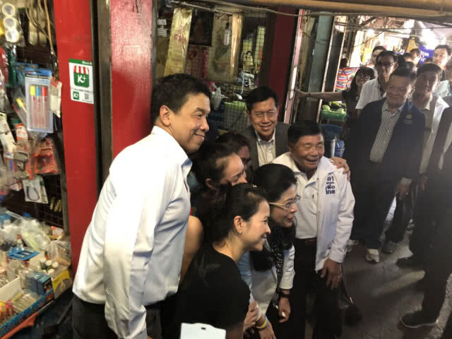 "เพื่อไทย" ลงพื้นที่บ้านแพ้ว สมุทรสาคร "สุดารัตน์" ลั่นไม่แจกบัตรคนจน แต่แจกบัตรคนรวย