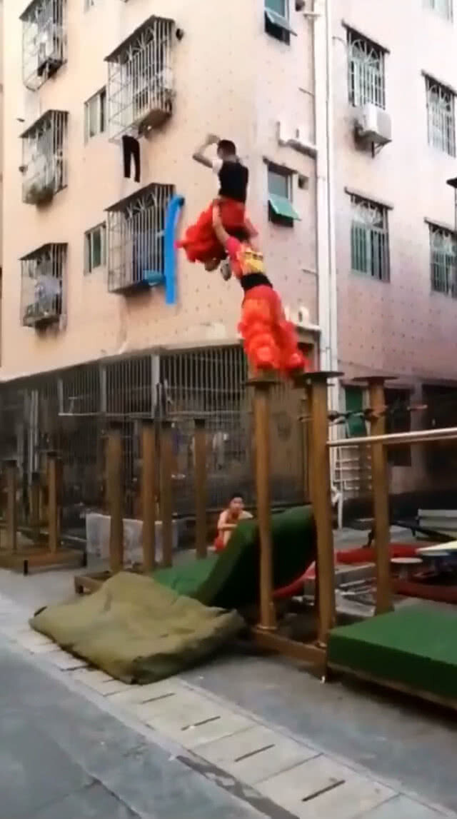 ชมคลิปเด็กจีนซ้อมเชิดสิงโตแบบสุดเสียว