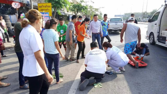 ยางรถไถระเบิด!!! หนุ่มเติมลมร่างลอยกระแทกพื้นดับ