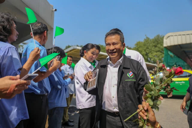 "ชัชเตาปูน"เปิดบ้านรับฟังปัญหาชาวแท็กซี่-วินมอเตอร์ไซค์