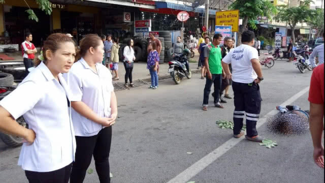 ยางรถไถระเบิด!!! หนุ่มเติมลมร่างลอยกระแทกพื้นดับ