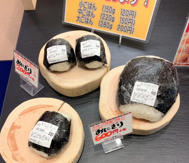 ญี่ปุ่นขายข้าวปั้นยักษ์ขนาดเท่าหัวคน ราคาเริ่มต้น 35 บาท