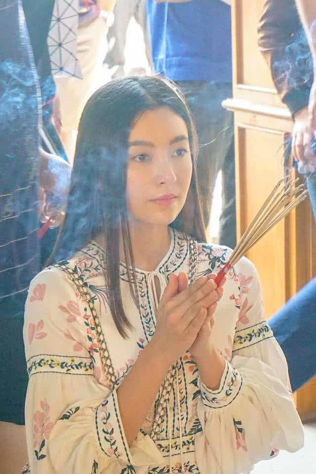 ทำบุญร่วมชาติ !!! "เบลล่า" ควง "เวียร์" ทำบุญรับปีกุน
