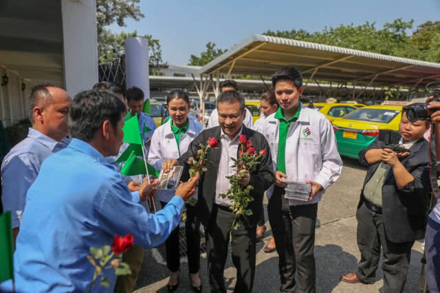 "ชัชเตาปูน"เปิดบ้านรับฟังปัญหาชาวแท็กซี่-วินมอเตอร์ไซค์