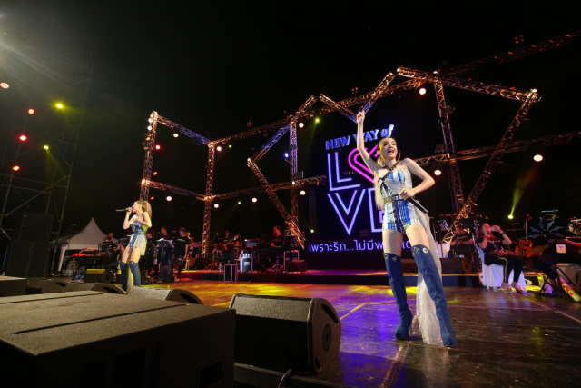 "New Way of LOVE  Concert" ฟังเพลงรักกับสถานที่รูปหัวใจ