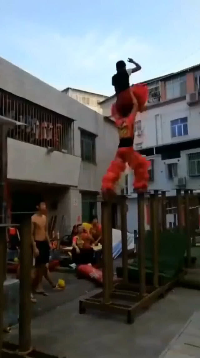 ชมคลิปเด็กจีนซ้อมเชิดสิงโตแบบสุดเสียว